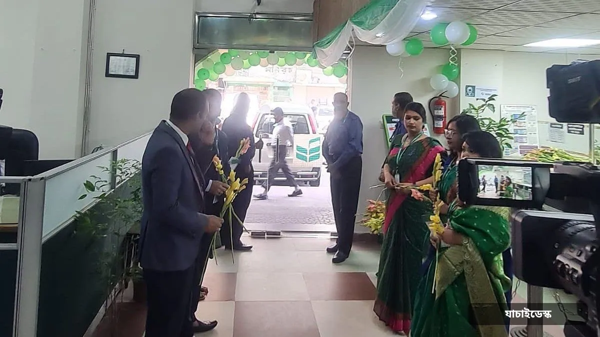 গ্রাহকদের মিষ্টিমুখ করিয়ে টাকা ফেরত দিচ্ছে ন্যাশনাল ব্যাংক