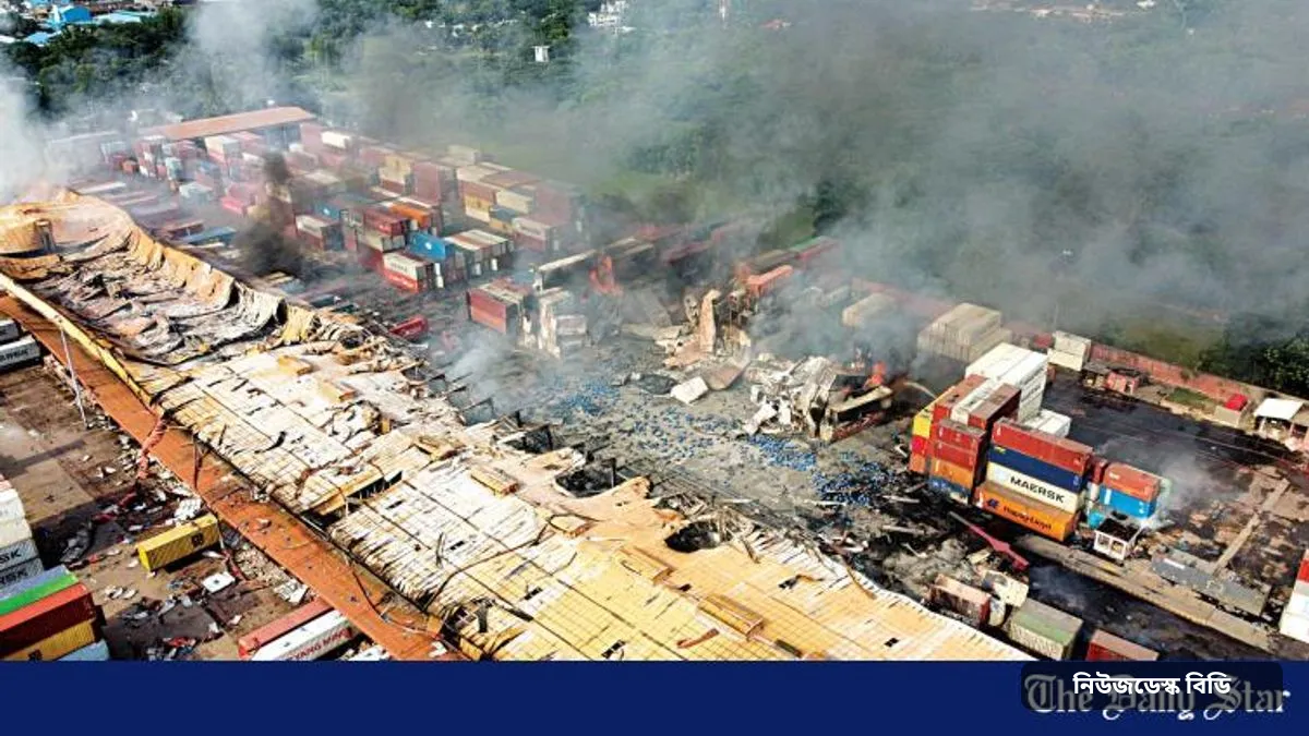 ২০২২ সালে সীতাকুণ্ডের বিএম কনটেইনার ডিপো আগুন: ভুল লেবেলের রাসায়নিক ও ৪৯ প্রাণহানি — ছবি: The Daily Star — 49 deaths and counting (2022)