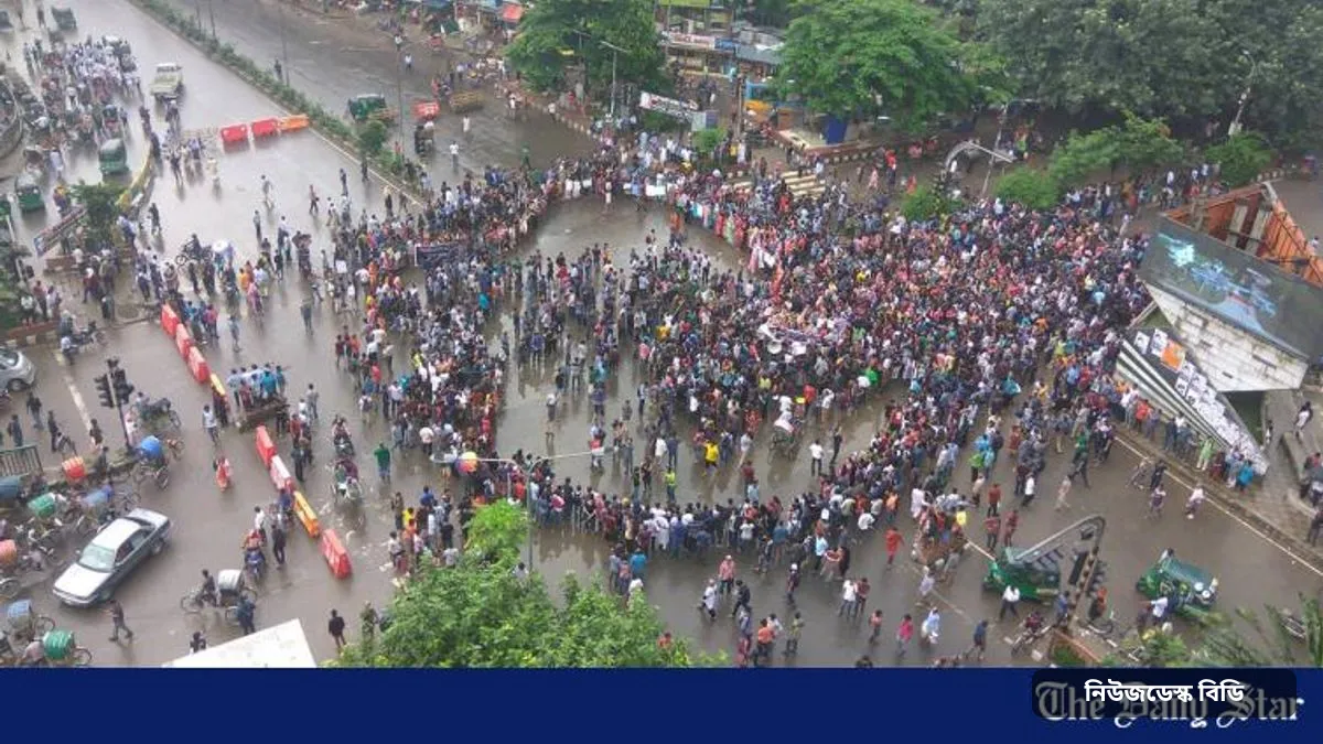 জুলাই ২০১৮: সড়কে দুই শিক্ষার্থী নিহত ও নিরাপত্তার দাবিতে আন্দোলন — ছবি: The Daily Star — DU students block Shahbagh demanding justice