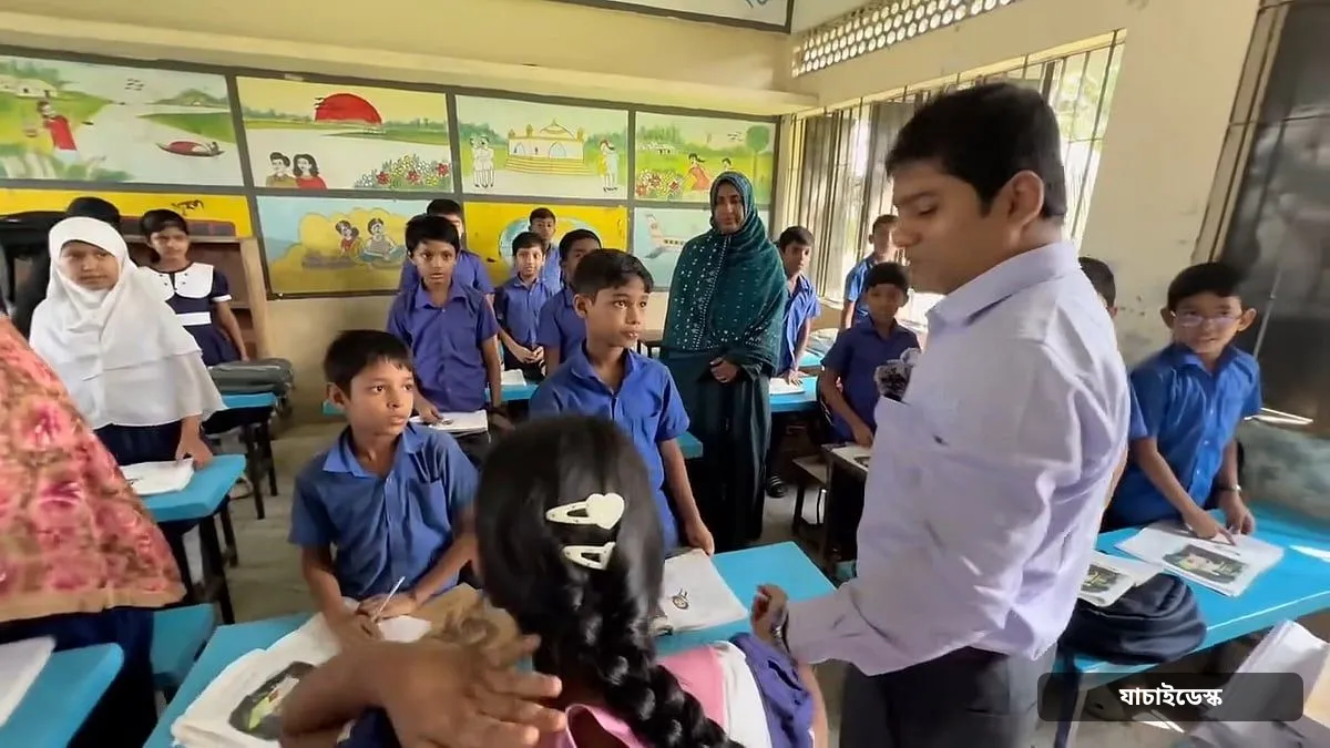 খুঁটিতে বাঁধা বাবার মুখে পাউরুটি তুলে দেওয়া ছোট্ট মেয়েটিকে স্কুলে নিয়ে গেলেন ইউএনও