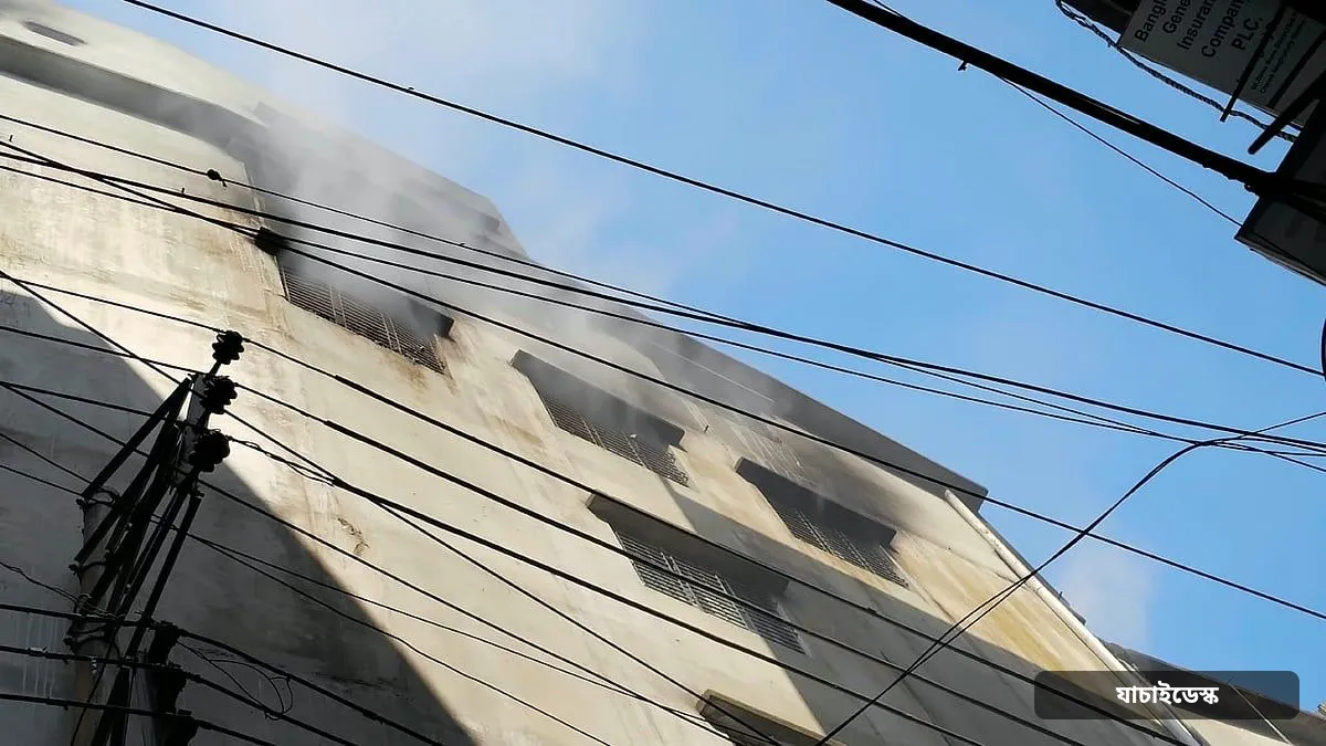 চকবাজারে আগুন: ২৪ ঘণ্টা পরও পুরোপুরি নেভেনি, ধোঁয়া বের হচ্ছে