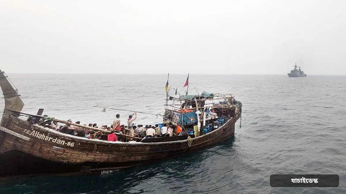অবৈধভাবে মালয়েশিয়া যাওয়ার সময় ডুবছিল নৌযান, উদ্ধার করল নৌবাহিনীর জাহাজ, আটক ১১