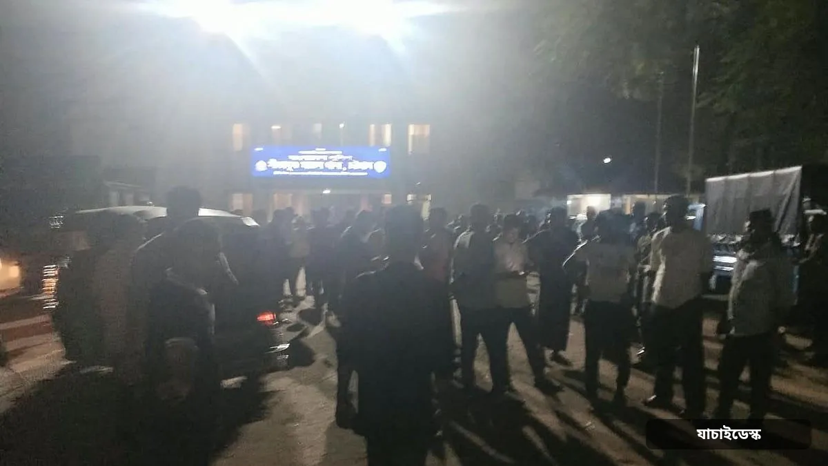 থানার সামনে পুলিশ সদস্যকে যুবদল নেতার মারধর, আটকের পর ছাড়া পেলেন বিএনপি নেতাদের জিম্মায়