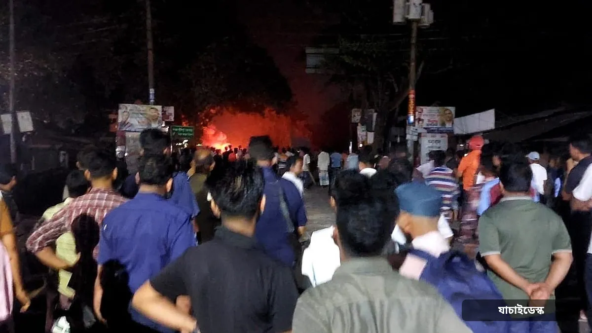 লোকাল বাসের টিকিট বিক্রিকে কেন্দ্র করে দুই পক্ষের সংঘর্ষ, ককটেল বিস্ফোরণ, আহত ১০