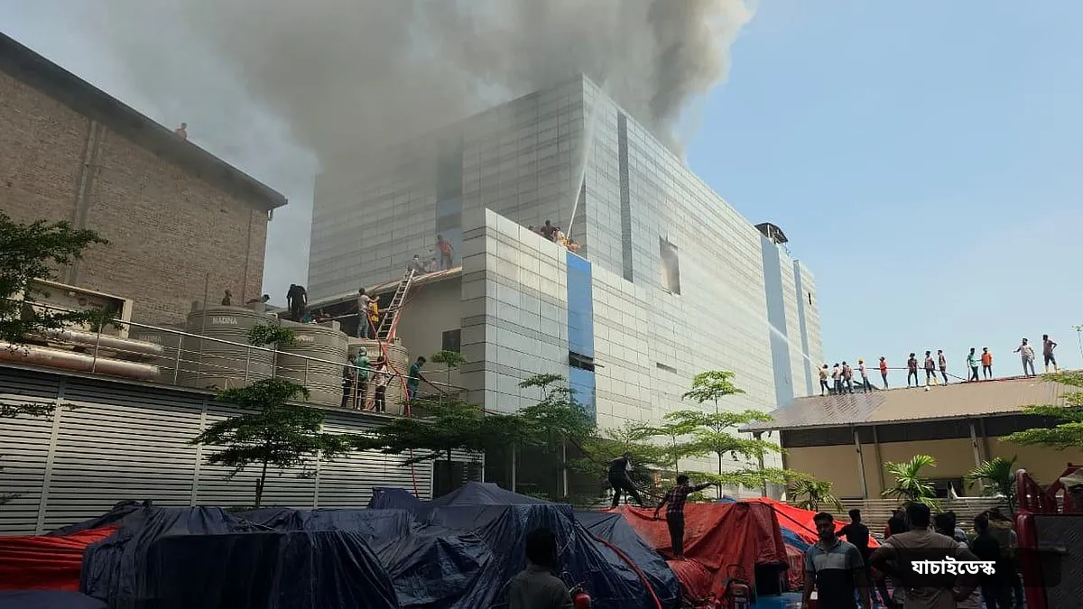 টঙ্গীতে ওষুধ কারখানায় আগুন, নিয়ন্ত্রণে কাজ করছে ফায়ার সার্ভিসের ৫টি ইউনিট