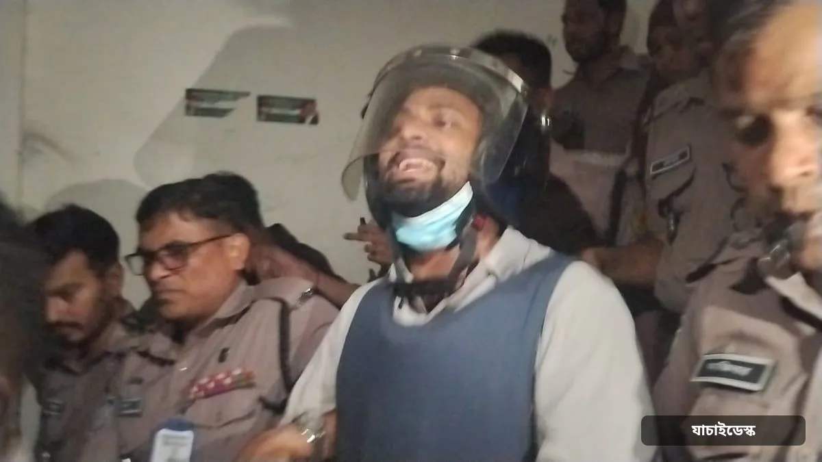 আয়াসের জামিন শুনানি চলাকালে বিচারকের সামনে দুই পক্ষের আইনজীবীদের হাতাহাতি
