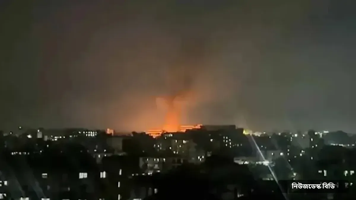 বিকট শব্দে বিস্ফোরণের পর আশুলিয়ায় কারখানায় আগুন — ছবি: চ্যানেল আই