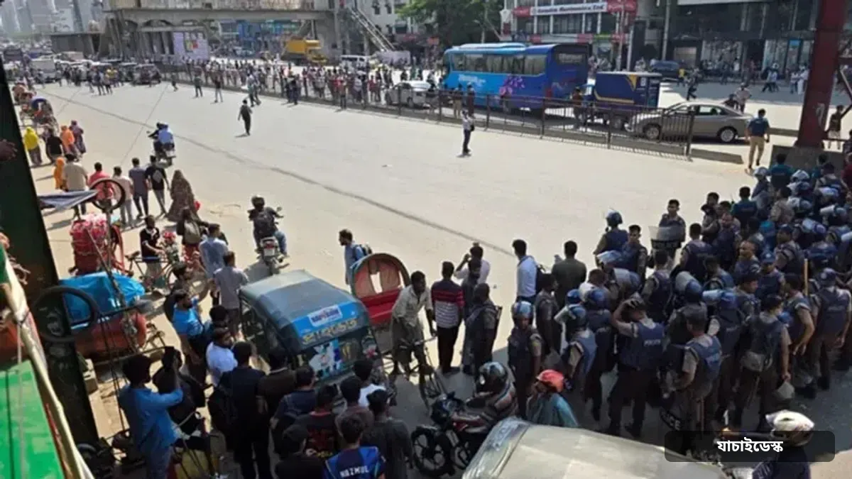 উত্তরার সড়কে প্রায় ৪ ঘণ্টা অবরোধ শ্রমিকদের, ধাওয়া দিয়ে সরাল পুলিশ