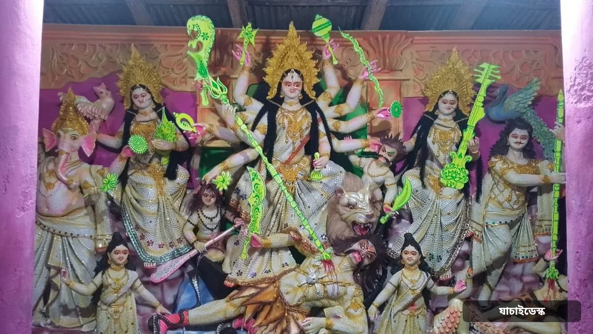 সাতক্ষীরায় মুক্তা–পুঁতি, পাটের আঁশ, তিল-কিশমিশে প্রতিমার সাজ