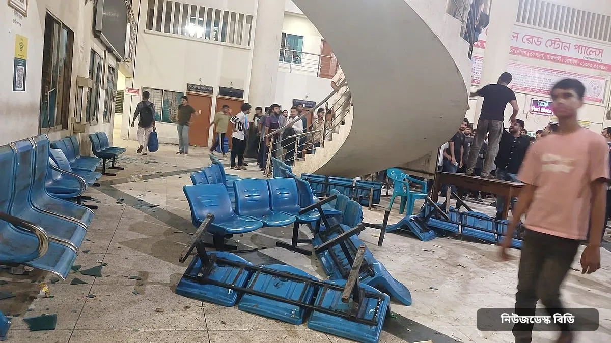 শিক্ষার্থীকে মারধরের প্রতিবাদে আম্মারের উপস্থিতিতে রাজশাহী রেলস্টেশনে ভাঙচুর, চারজনকে সাময়িক বরখাস্ত — ছবি: প্রথম আলো