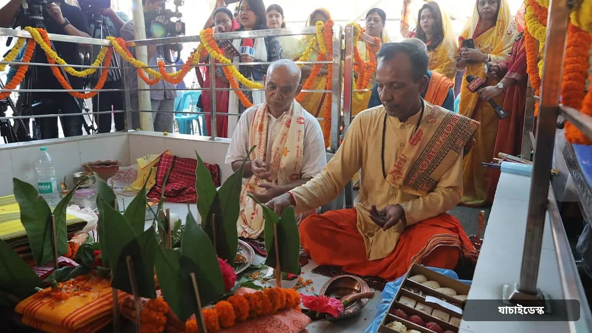 মন্ত্র পাঠ করে, ঢাক-শঙ্খ বাজিয়ে দেবীকে আমন্ত্রণের মধ্য দিয়ে দুর্গাপূজা শুরু