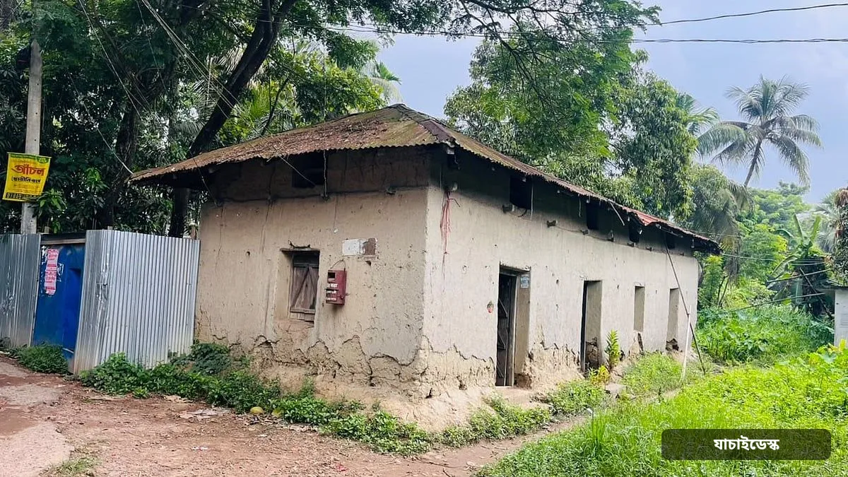 মাটির ঘরে ডাকঘর, ডাকবাক্স খোলা হয়, চিঠি থাকে না