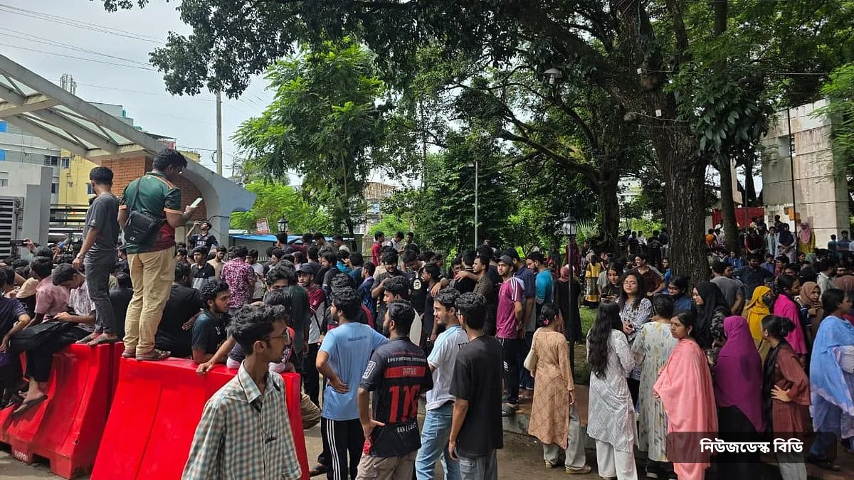 চুয়েটে উপাচার্য পরিবর্তনের প্রতিবাদে ‘কমপ্লিট শাটডাউন’, মূল ফটকে তালা — ছবি: প্রথম আলো