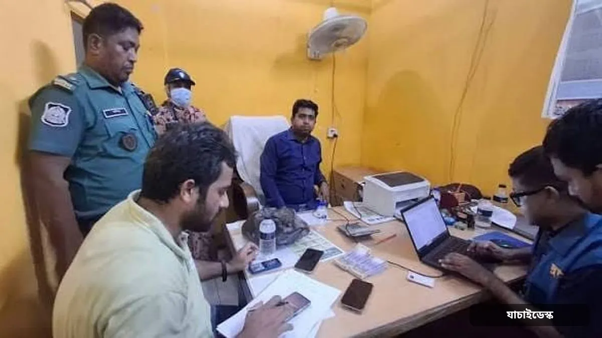 চট্টগ্রামে ঘুষের দুই লাখ টাকাসহ হাতেনাতে আটক সাবরেজিস্ট্রার ও দুই সহযোগী — ছবি: প্রথম আলো