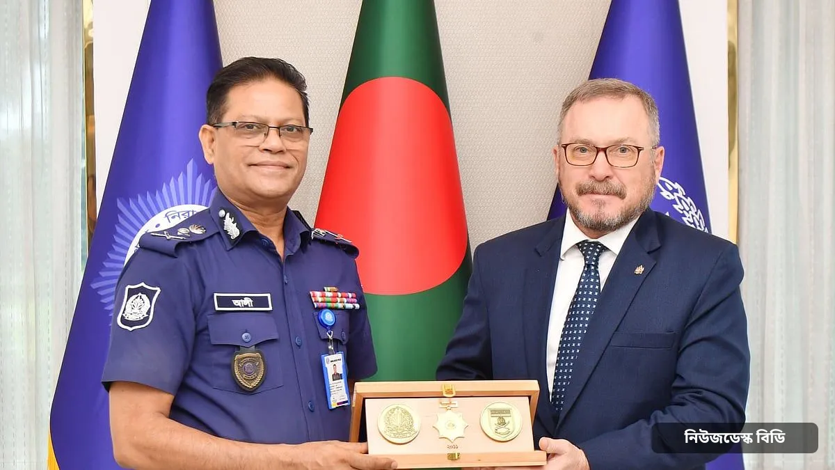 আইজিপির সঙ্গে রাশিয়ার রাষ্ট্রদূতের সৌজন্য সাক্ষাৎ — ছবি: প্রথম আলো