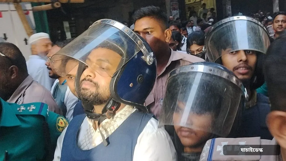 রবীন্দ্রনাথের গ্রাফিতিতে কালি: আয়াসসহ চারজন রিমান্ডে