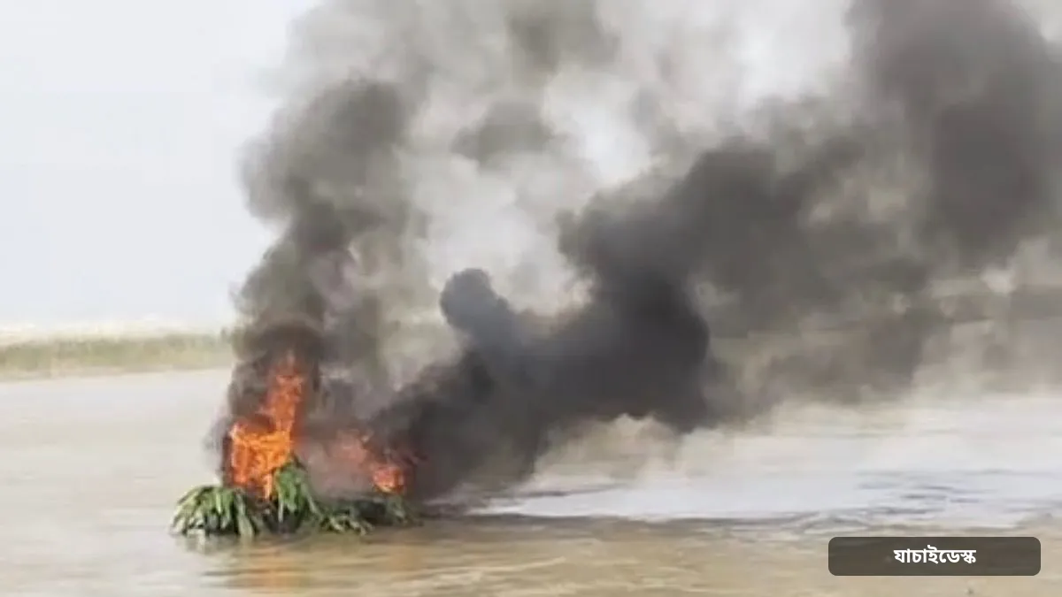 ভেড়ামারার পদ্মায় আগুনে পুড়ছিল দুটি স্পিটবোড, গুলির শব্দ