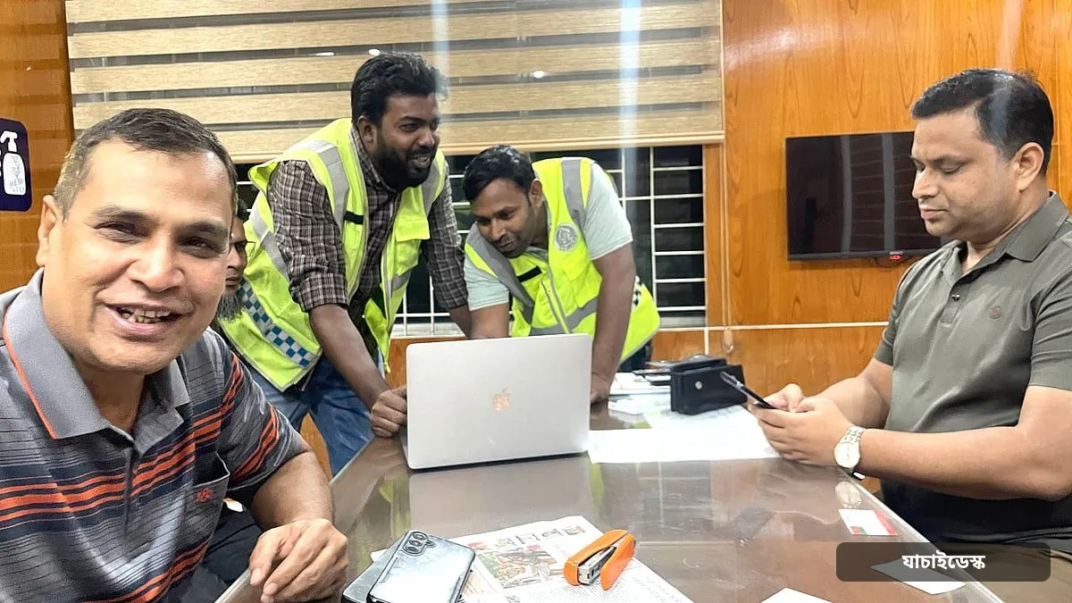 জার্মান পর্যটকের ল্যাপটপ কীভাবে গেলো কাপড়ের দোকানে?