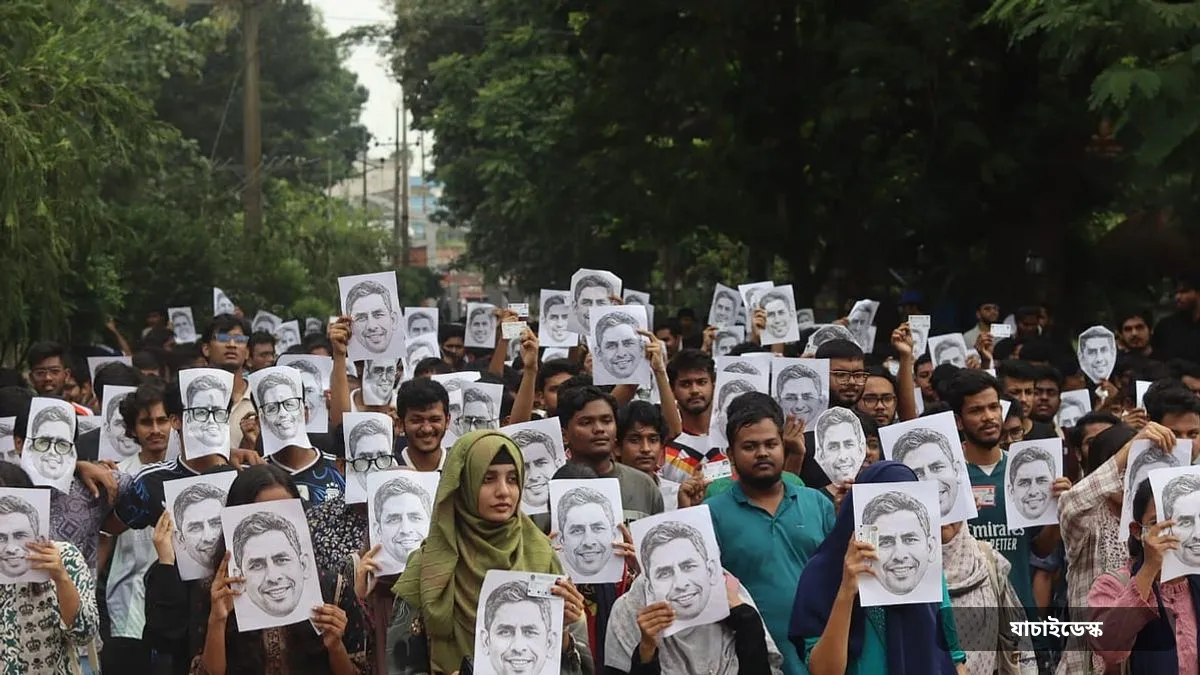 এবার সাবেক উপাচার্য অধ্যাপক সায়েমের ছবি হাতে চুয়েট শিক্ষার্থীদের মিছিল