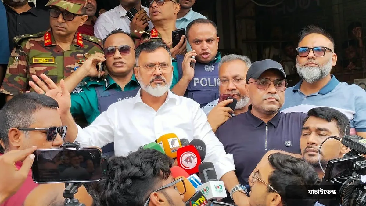 ‘ফুটপাত ভাঙতে এসে মার্কেটের ভেতরে ভেকু ঢোকানো হলো, ক্ষতির দায় কে নেবে’